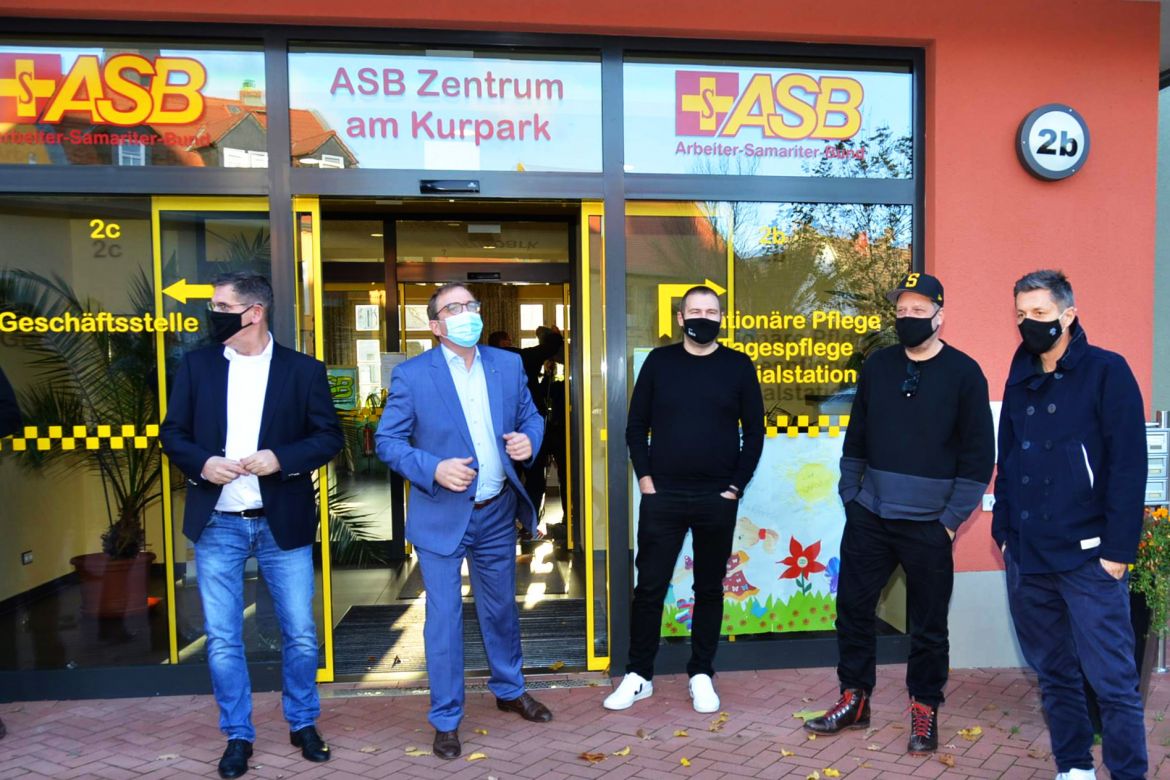 Gruppenbild mit Maske.jpg