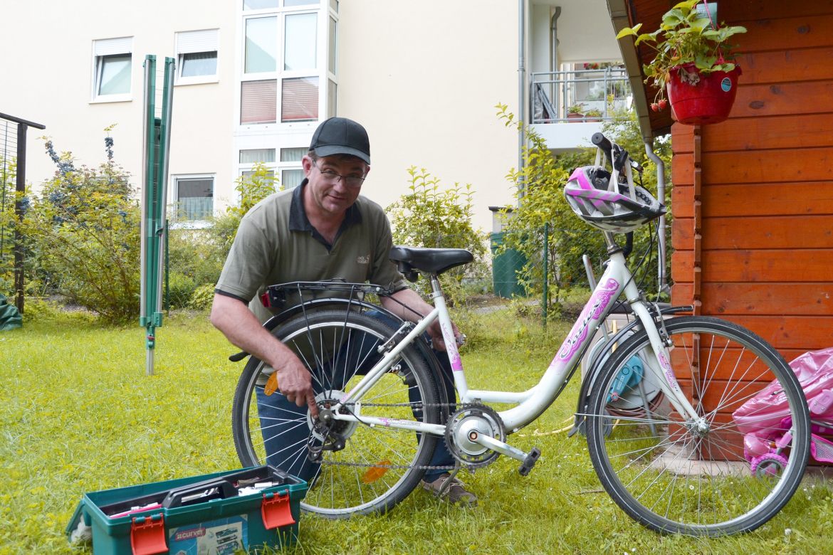 Andreas, die gute Seele das Hauses bereitet die nächste Radtour vor.JPG