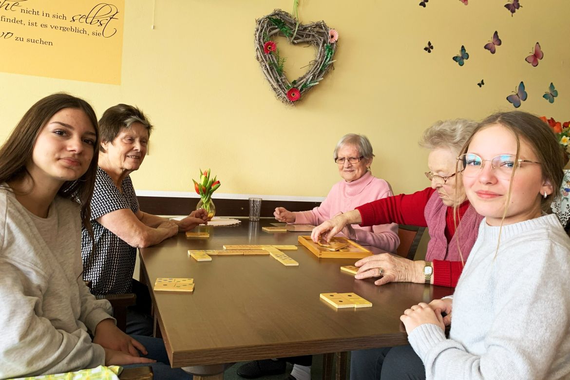 Lilly und Pia spielen mit den Frauen Domino.jpg