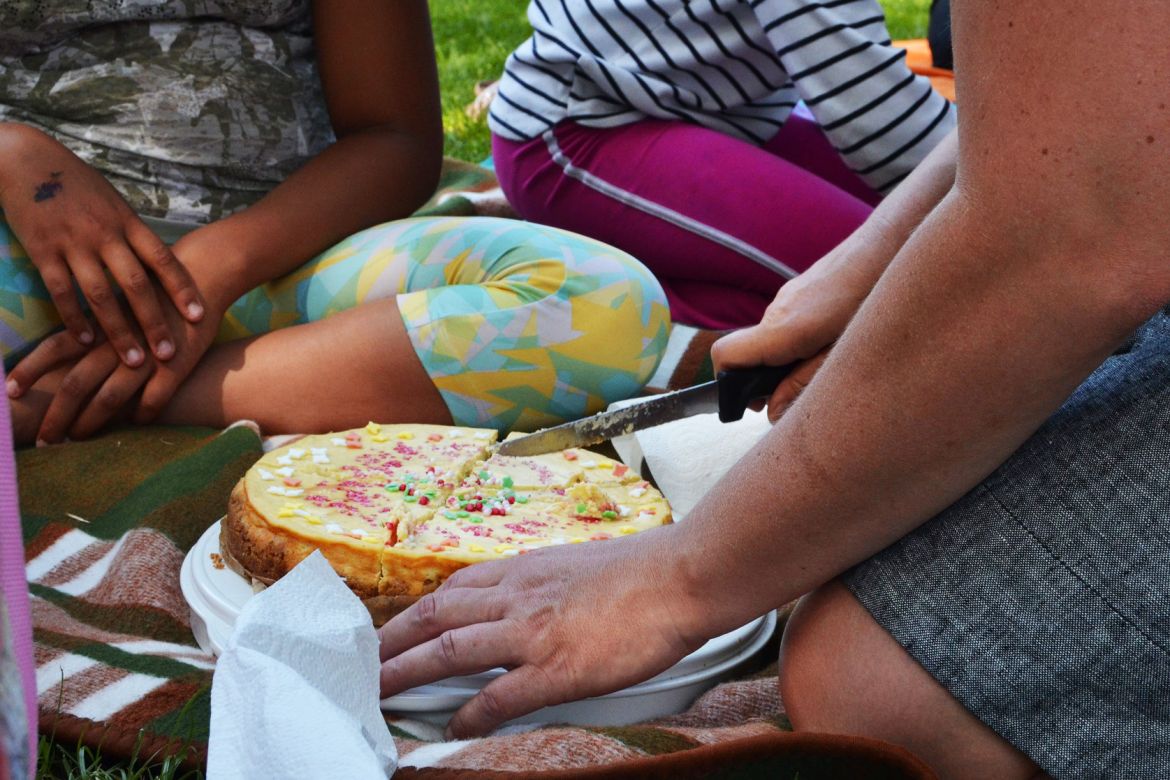 Bunte Streusel verzieren den leckersten Quarkkuchen der Welt.jpg