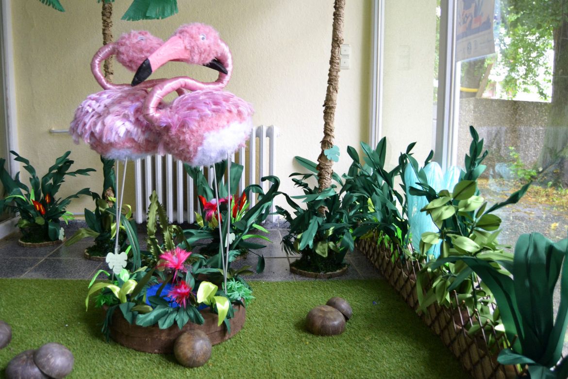 Kokosnüsse, Palmen, Flamingos und exotische Farne.jpg