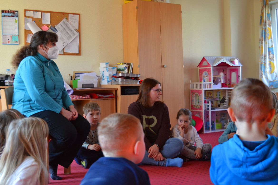 Frau Frenzel wiederholt zuerst, was beim letzten Treffen besprochen wurde.jpg